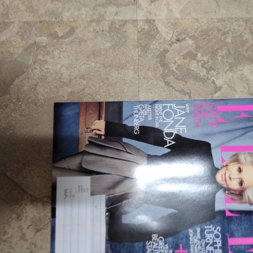 ELLE Magazine November 2020 - Picture 4 of 7